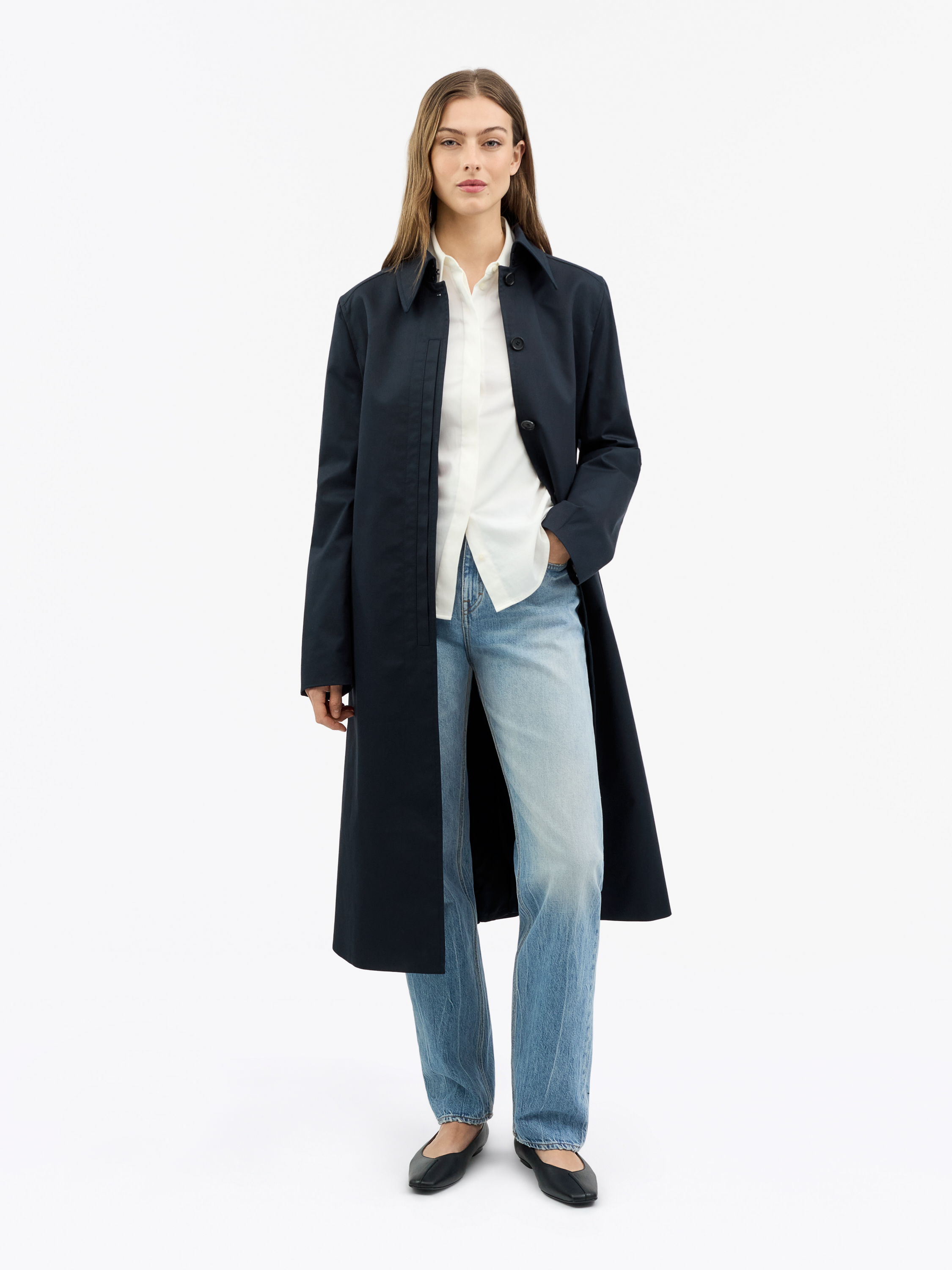 Woman in light blue Evee jeans